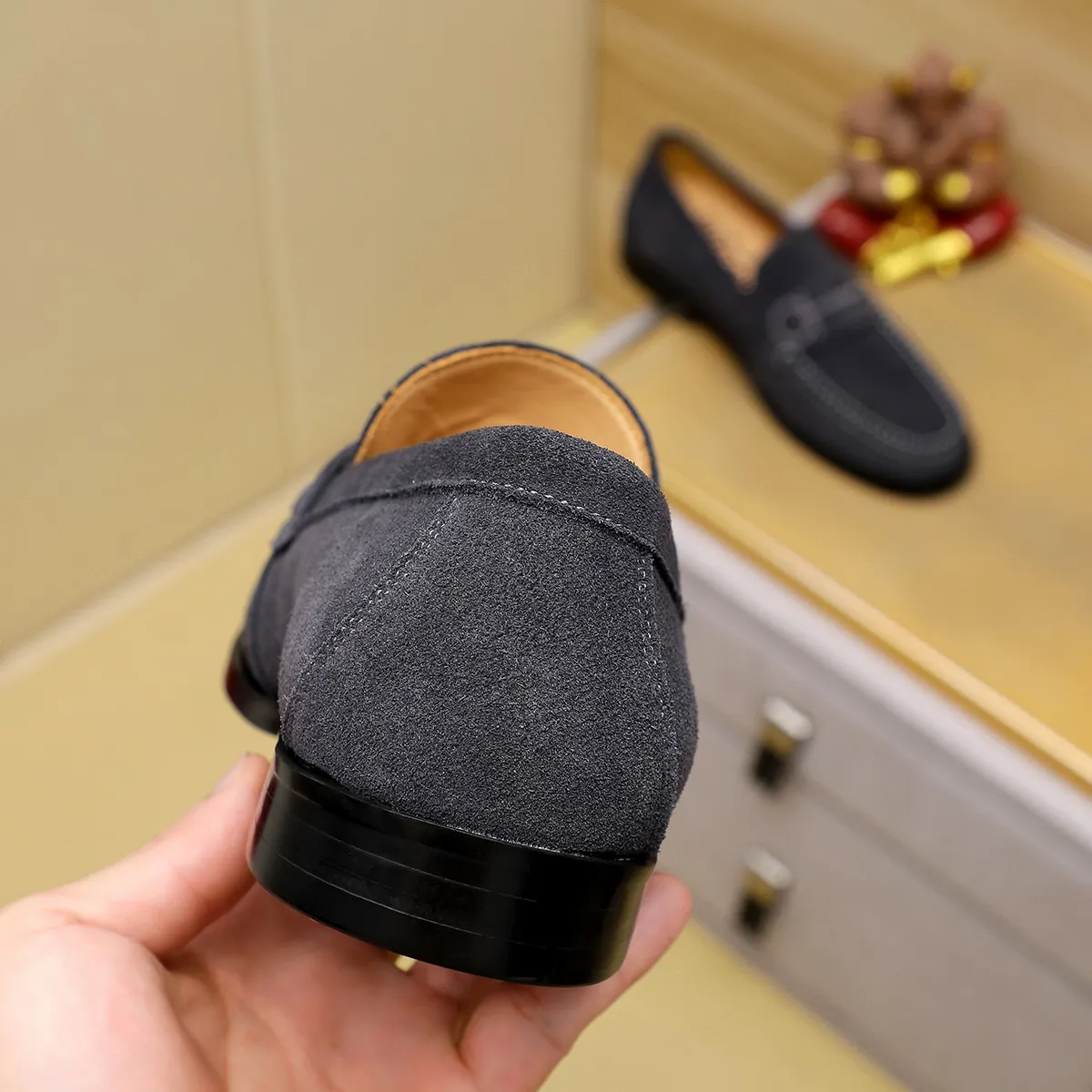 Men's shoes 💰460 🔥 Ferragamo new men's casual slip-on shoes 🇨🇳 Official website original 1:1 mold, original quality 💯 fine workmanship, high-end luxury ☘ The upper is made of imported Italian first-layer cowhide 🌴 Luxurious water dyeing 🐂 Leather lining 🍓 Rubber wear-resistant and non-slip outsole, breathable and comfortable to wear 🍍 The first choice for high-taste men, color optional! Code number 38-44 (45.46. Customized)